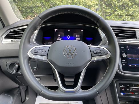 Used 2023 Volkswagen Tiguan SE image 19