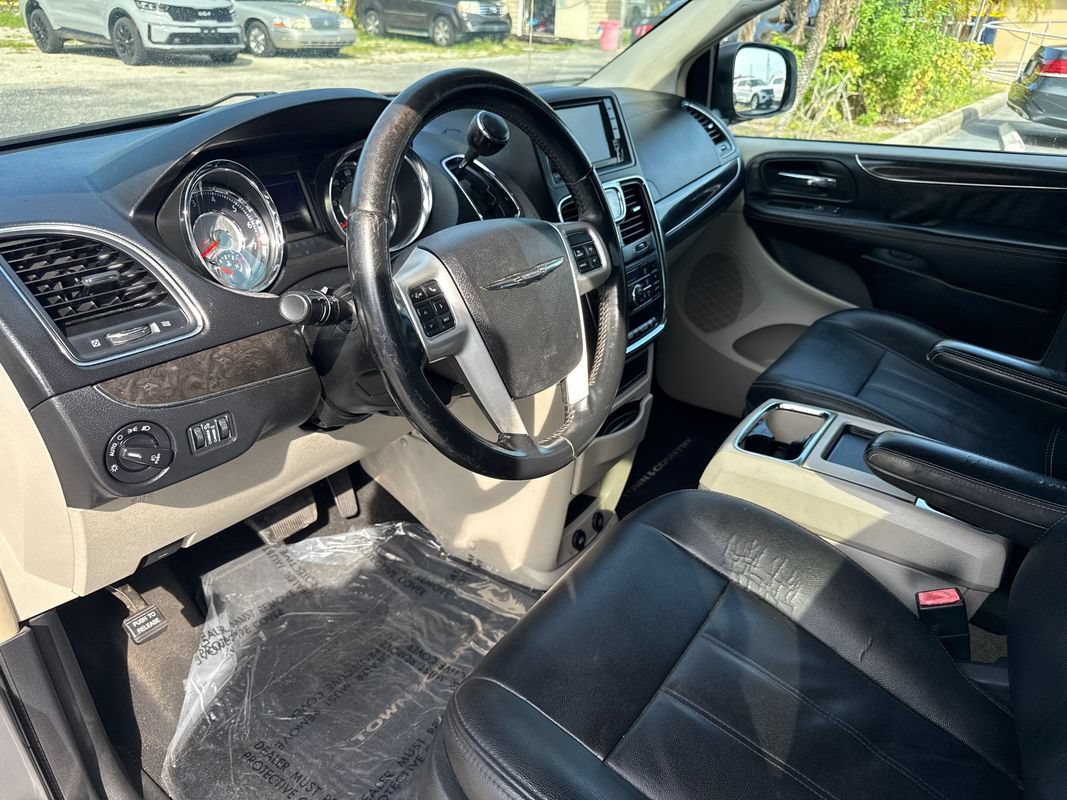 Used 2016 Chrysler Town & Country Touring FWD image 9