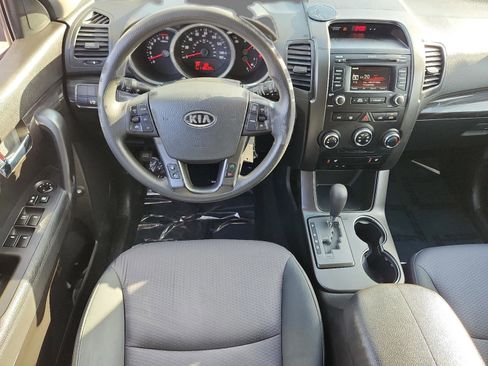 Used 2013 Kia Sorento LX w/ Convenience Pkg image 12