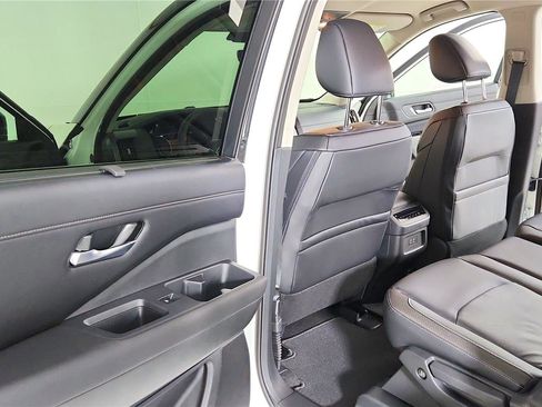 Used 2024 Nissan Pathfinder SL w/ Lighting Package (N92) image 29