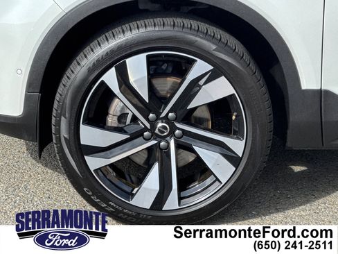 Used 2025 Volvo XC40 B5 Plus image 28