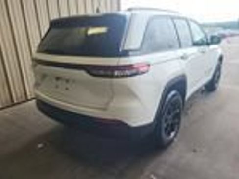 Used 2024 Jeep Grand Cherokee Altitude AWD/4WD image 3