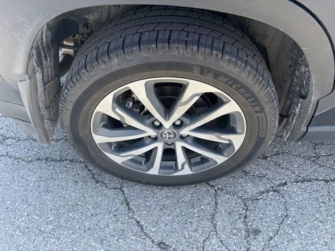 Used 2025 Toyota Corolla Cross XLE w/ Convenience Package image 19