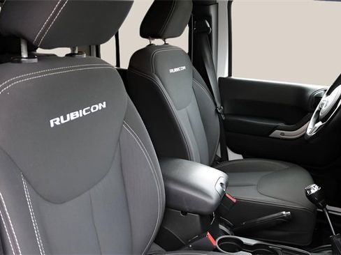 Used 2016 Jeep Wrangler Unlimited Rubicon w/ Connectivity Group image 18