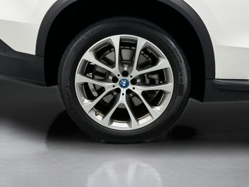 Used 2025 BMW X5 xDrive50e image 9