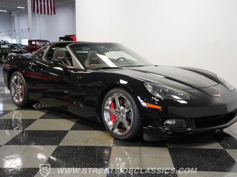 Used 2007 Chevrolet Corvette Coupe w/ Performance Package RWD image 17