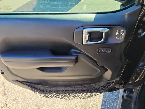 Used 2018 Jeep Wrangler Unlimited Rubicon AWD/4WD image 16