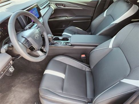 Used 2025 Toyota Camry SE image 9