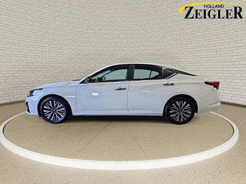 Used 2025 Nissan Altima 2.5 SV FWD image 8