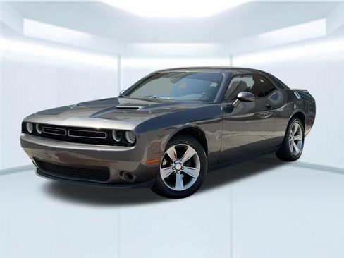 Used 2019 Dodge Challenger SXT RWD image 1