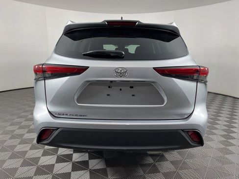 Used 2023 Toyota Highlander L FWD image 7