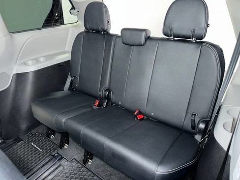 Used 2018 Toyota Sienna SE FWD image 28