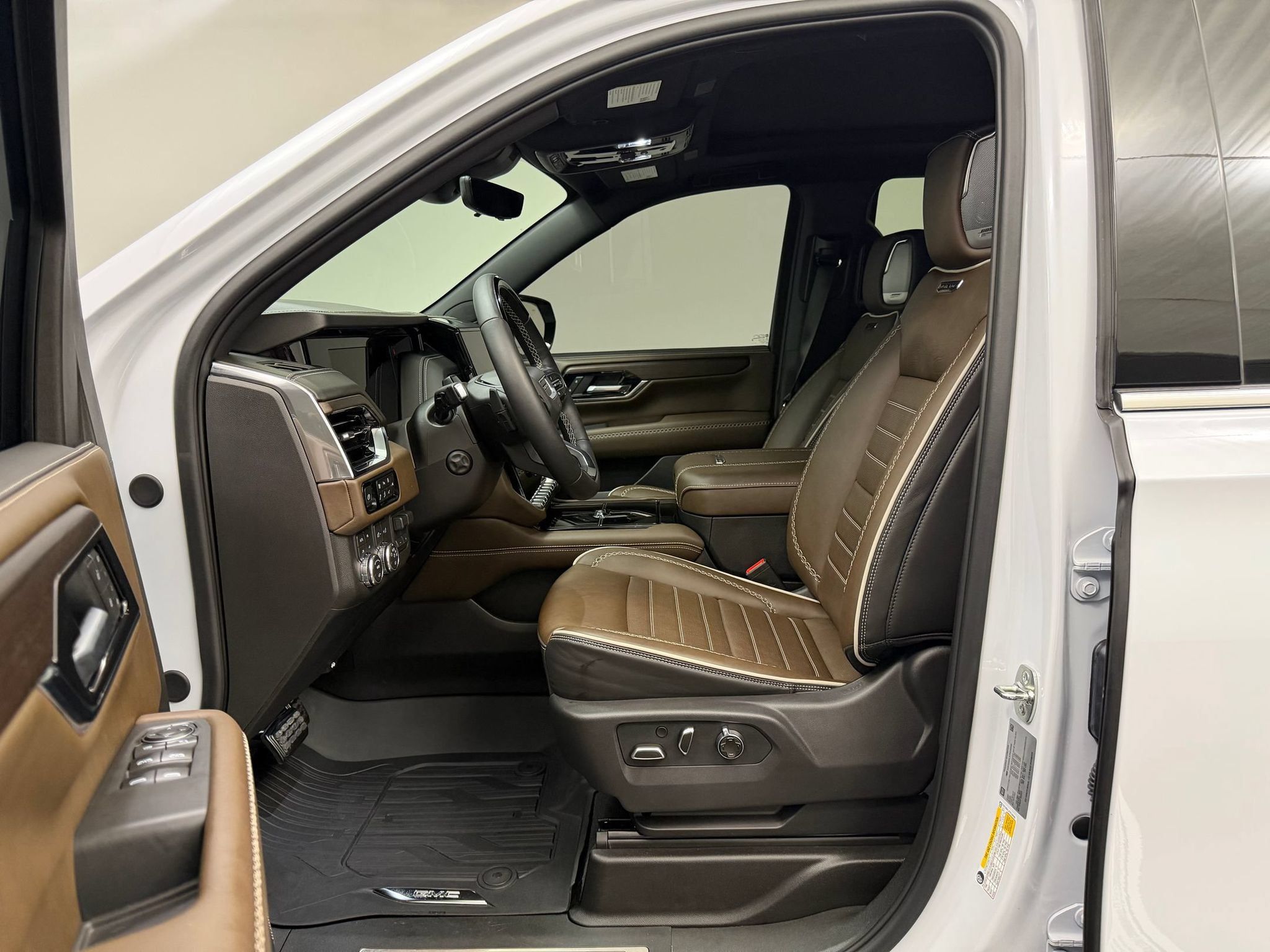 Used 2026 GMC Yukon Denali Ultimate w/ LPO, Illumination Package AWD/4WD image 5