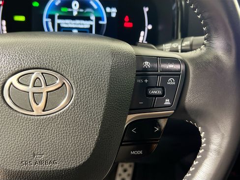Used 2025 Toyota Camry SE FWD image 19