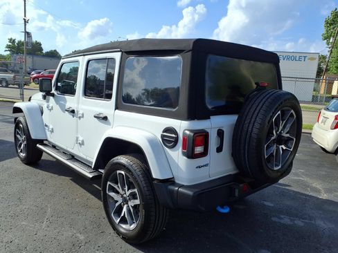 Used 2024 Jeep Wrangler Unlimited w/ Convenience Group AWD/4WD image 2