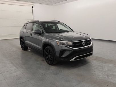 Used 2024 Volkswagen Taos SE w/ Panoramic Sunroof Package