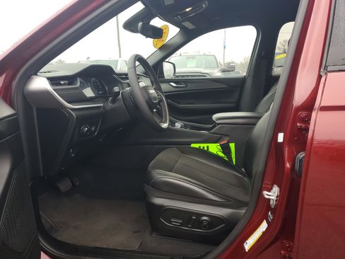 Used 2024 Jeep Grand Cherokee L Altitude image 8