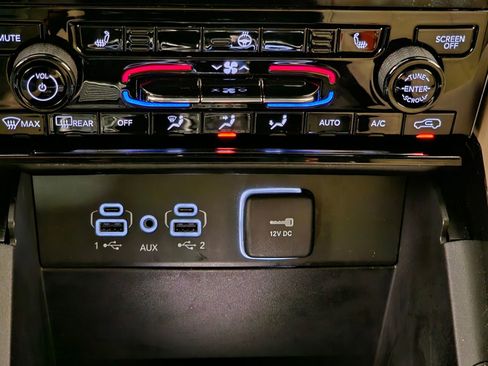 Used 2023 Jeep Grand Cherokee Limited image 27