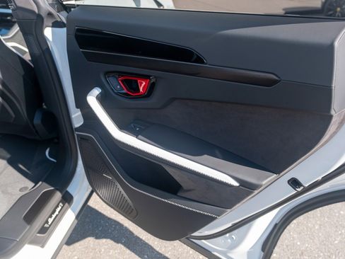 Used 2025 Lamborghini Urus SE AWD/4WD image 16