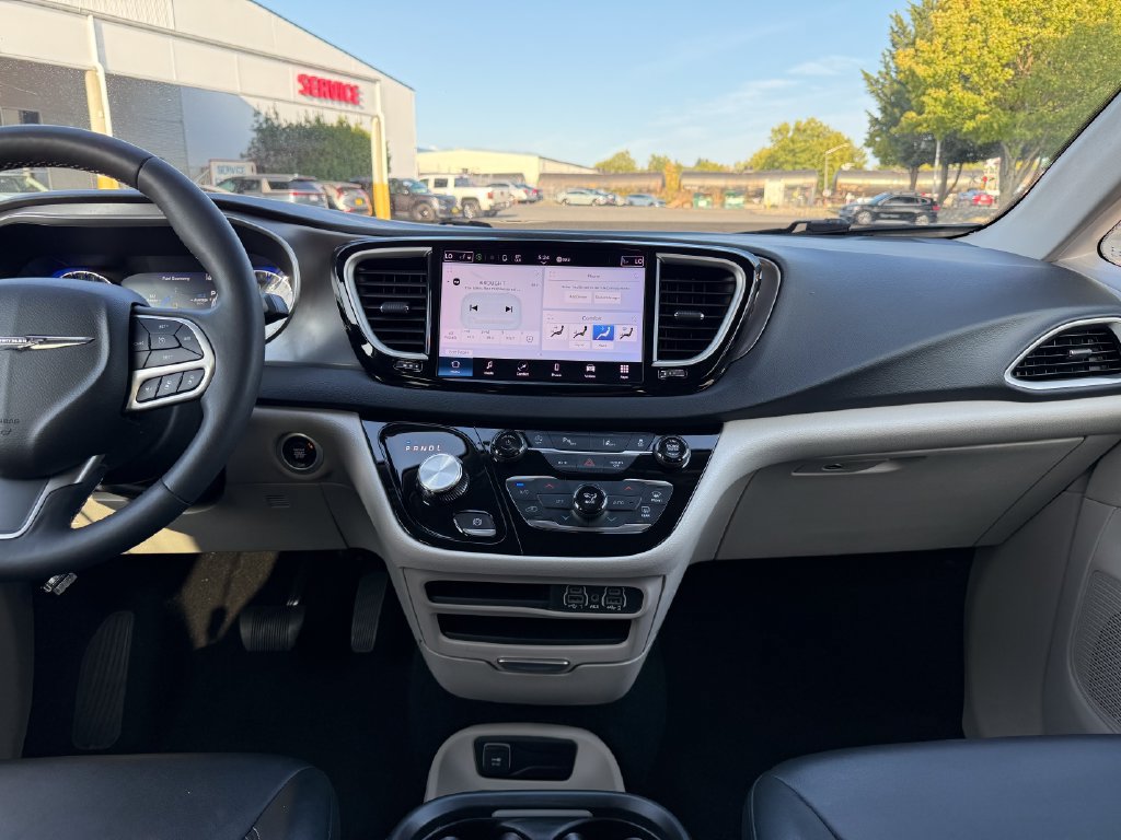 Used 2024 Chrysler Pacifica Touring-L FWD image 24