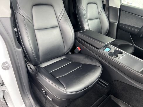 Used 2021 Tesla Model Y Long Range image 24