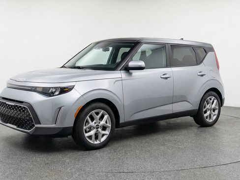 Used 2025 Kia Soul LX w/ LX Technology Package image 3
