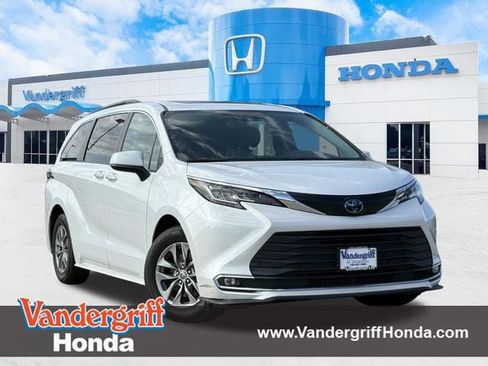 Used 2023 Toyota Sienna XLE FWD image 1