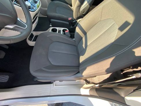 Used 2023 Chrysler Voyager LX FWD image 21