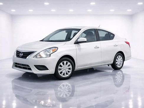 Used 2016 Nissan Versa SV FWD image 1