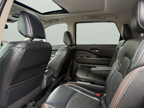 Used 2022 Nissan Pathfinder Platinum w/ Cargo Package image 9