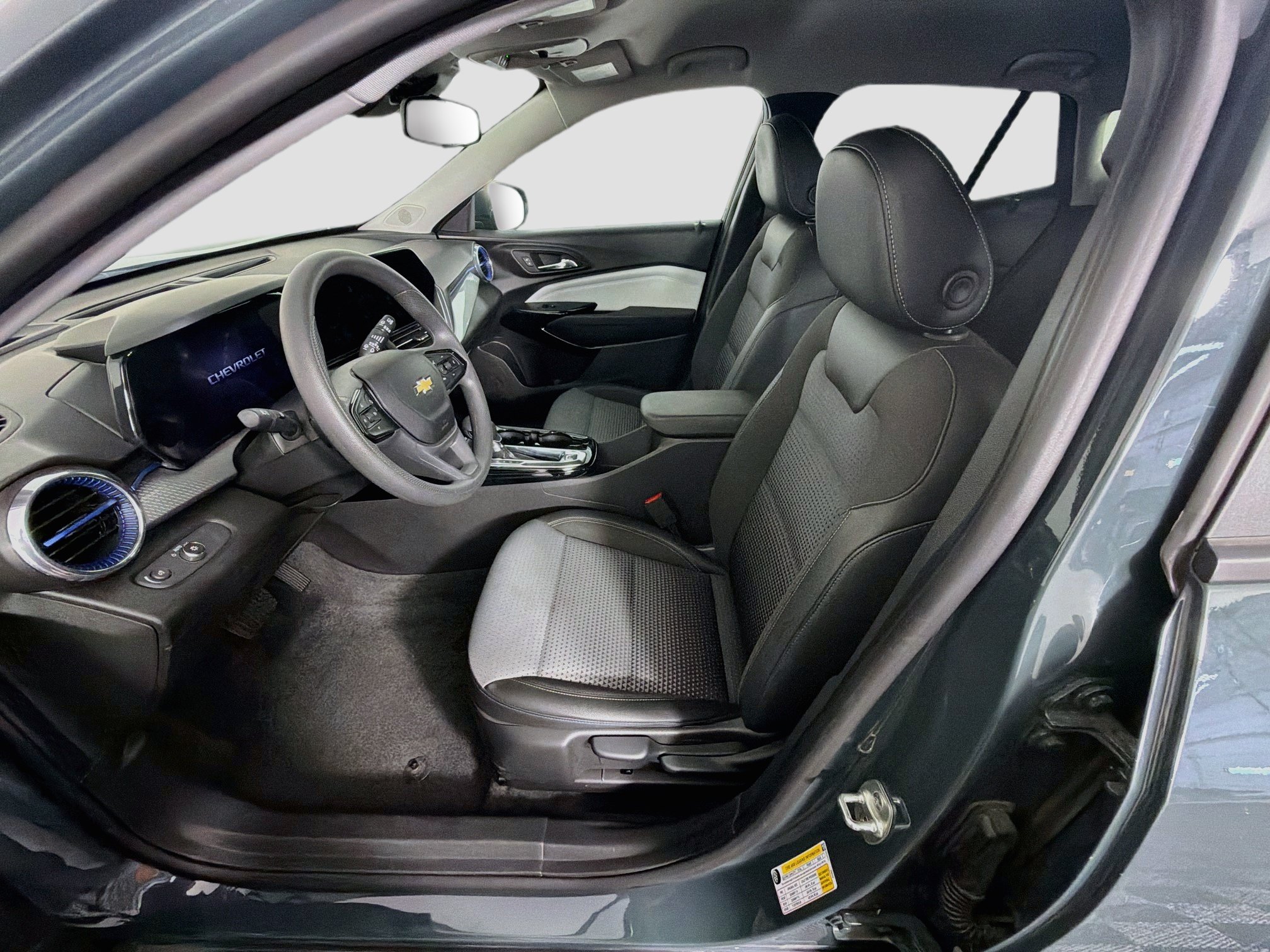 Used 2025 Chevrolet Trax LT FWD image 13