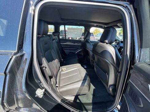 New 2025 Jeep Grand Cherokee Limited w/ Luxury Tech Group II image 29