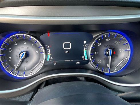 Used 2023 Chrysler Pacifica Touring-L FWD image 13