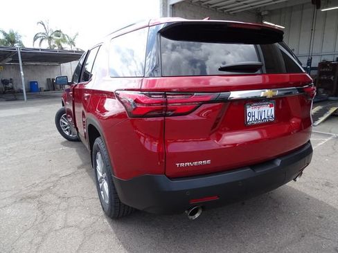 Used 2023 Chevrolet Traverse LT w/ Rear Camera Mirror Package FWD image 2