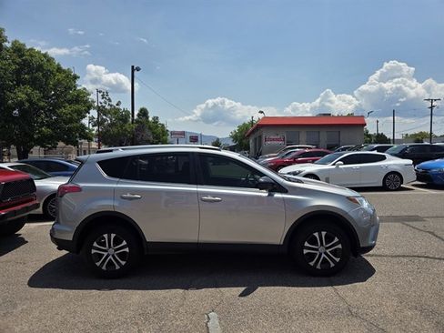 Used 2018 Toyota RAV4 LE FWD image 3