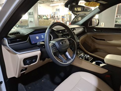 Certified 2024 Jeep Grand Cherokee Limited image 9
