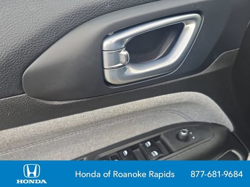 Used 2024 Jeep Compass Latitude AWD/4WD image 11