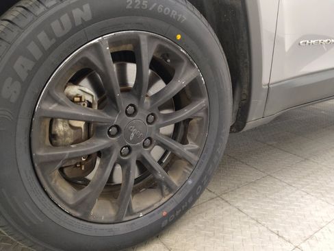 Used 2019 Jeep Cherokee Latitude w/ Popular Appearance Group FWD image 31