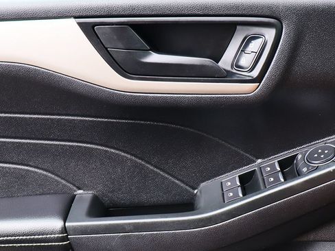 Used 2022 Ford Escape SE w/ Cold Weather Package FWD image 40