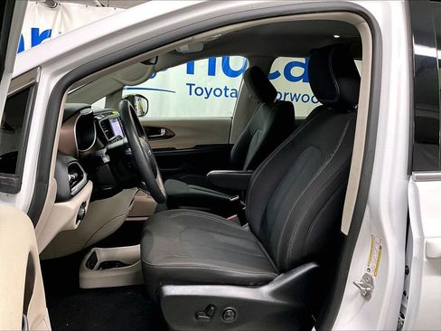 Used 2024 Chrysler Voyager LX FWD image 9