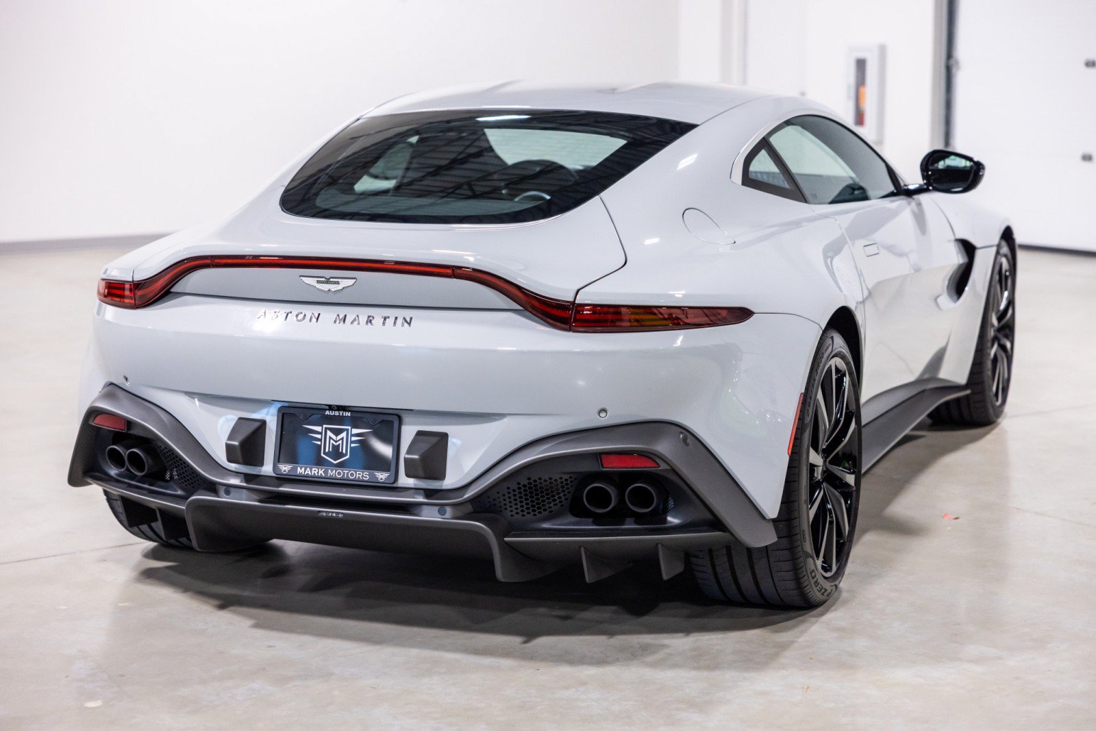 Used 2023 Aston Martin V8 Vantage Coupe RWD image 9