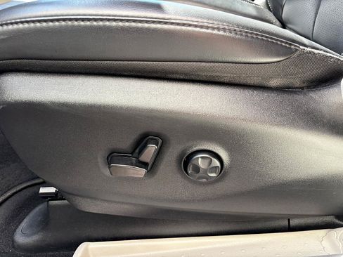 Used 2023 Chrysler Pacifica Touring-L FWD image 14