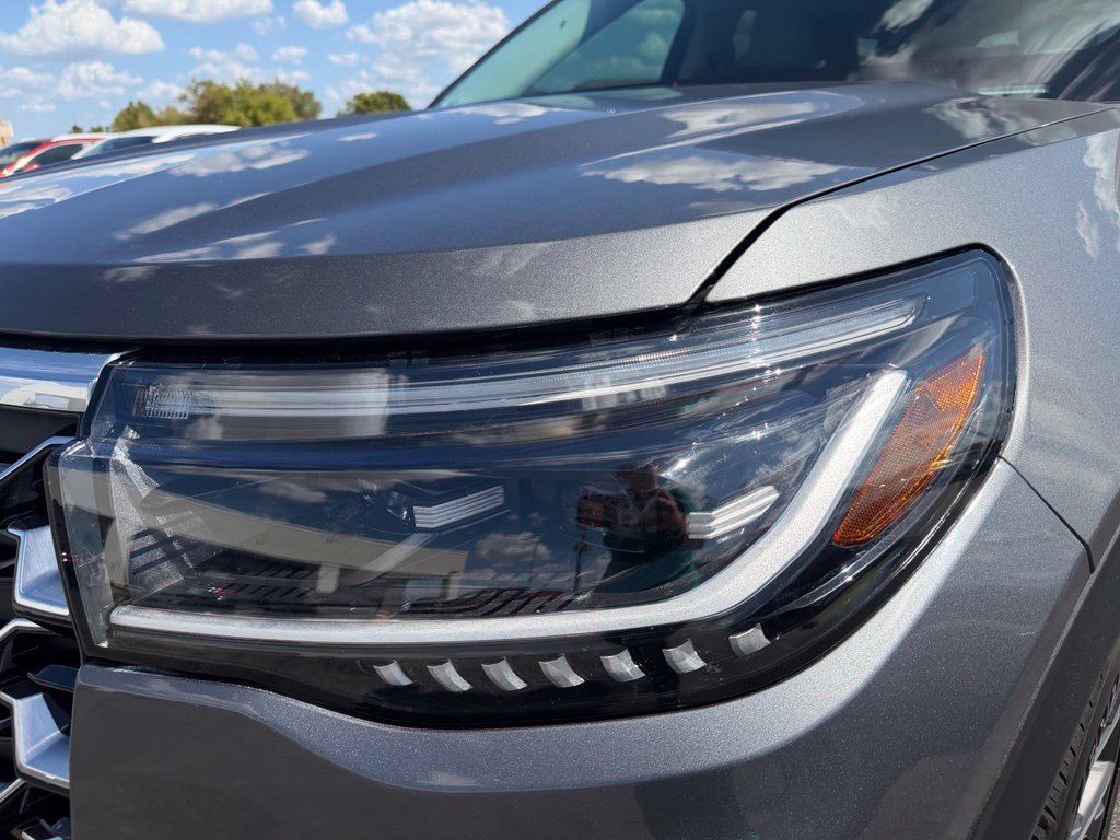 Used 2025 Ford Explorer Platinum w/ Ultimate Package AWD/4WD image 11