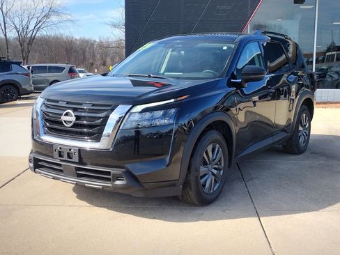 Used 2023 Nissan Pathfinder SV image 1