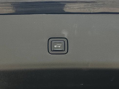Used 2022 Chevrolet Traverse RS FWD image 14