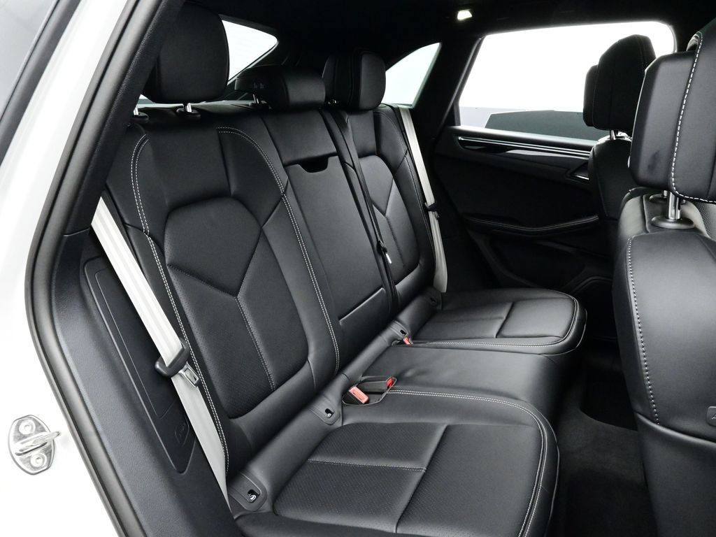 Certified 2026 Porsche Macan AWD/4WD image 17
