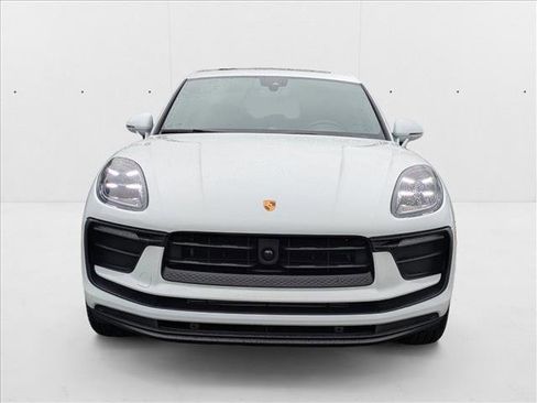 Certified 2025 Porsche Macan image 6