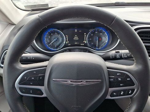 Certified 2023 Chrysler Pacifica Touring-L image 24