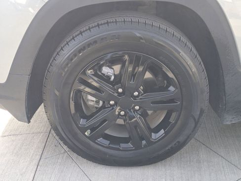 Used 2024 GMC Terrain SLE image 13