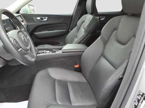 Used 2022 Volvo XC60 B5 Momentum w/ Advanced Package image 8
